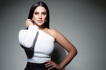 شاهد .. درة التونسية تخطف الأنظار بأحدث إطلالة لها وجمالها حديث الكثيرين