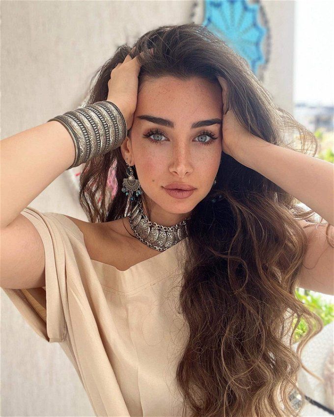 هنا الزاهد تحرج شاب حاول تقبيلها في الشارع.. شوفوا الفيديو من هنا