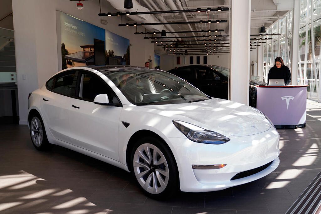 اتفرج – ورطة جديدة لـ “تسلا”.. استدعاء أكثر من مليوني سيارة بسبب خلل في “القيادة الذاتية”