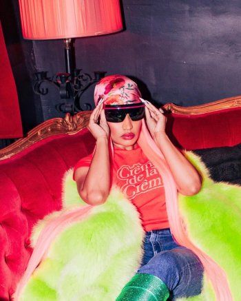 شاهد .. بالصور- نيكي ميناج تثير الجدل بسبب وضعية جلوسها