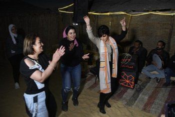 شاهد .. بالصور- شمس الكويتية ترقص على الأنغام البدوية في الفيوم