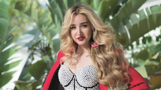 هنا الزاهد تحرج شاب حاول تقبيلها في الشارع.. شوفوا الفيديو من هنا