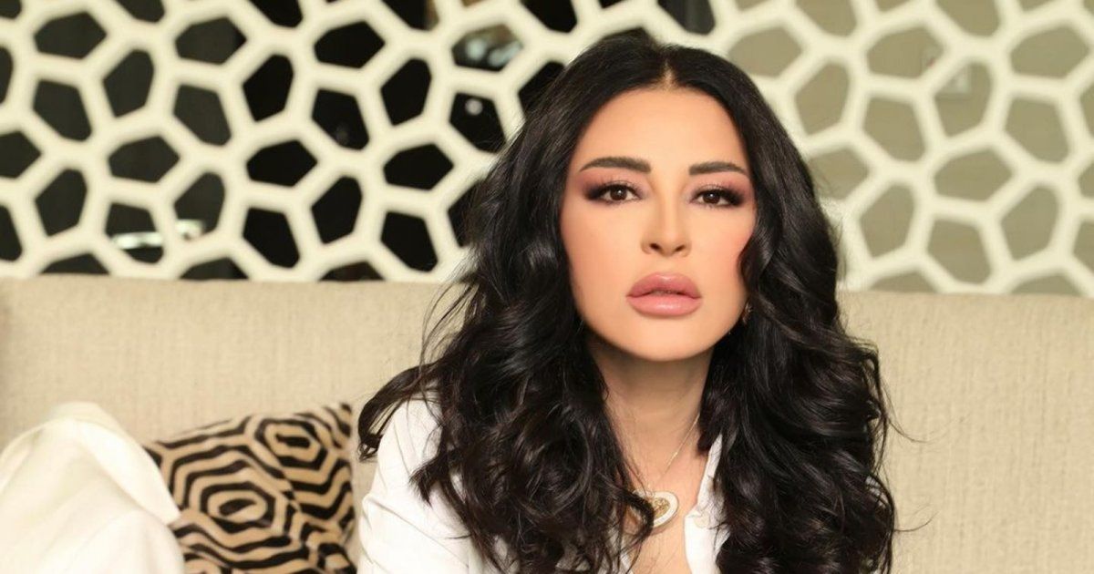 شاهد .. ماغي بو غصن بماكياج ترابي وتطل بعفوية من غرفتها-بالصور