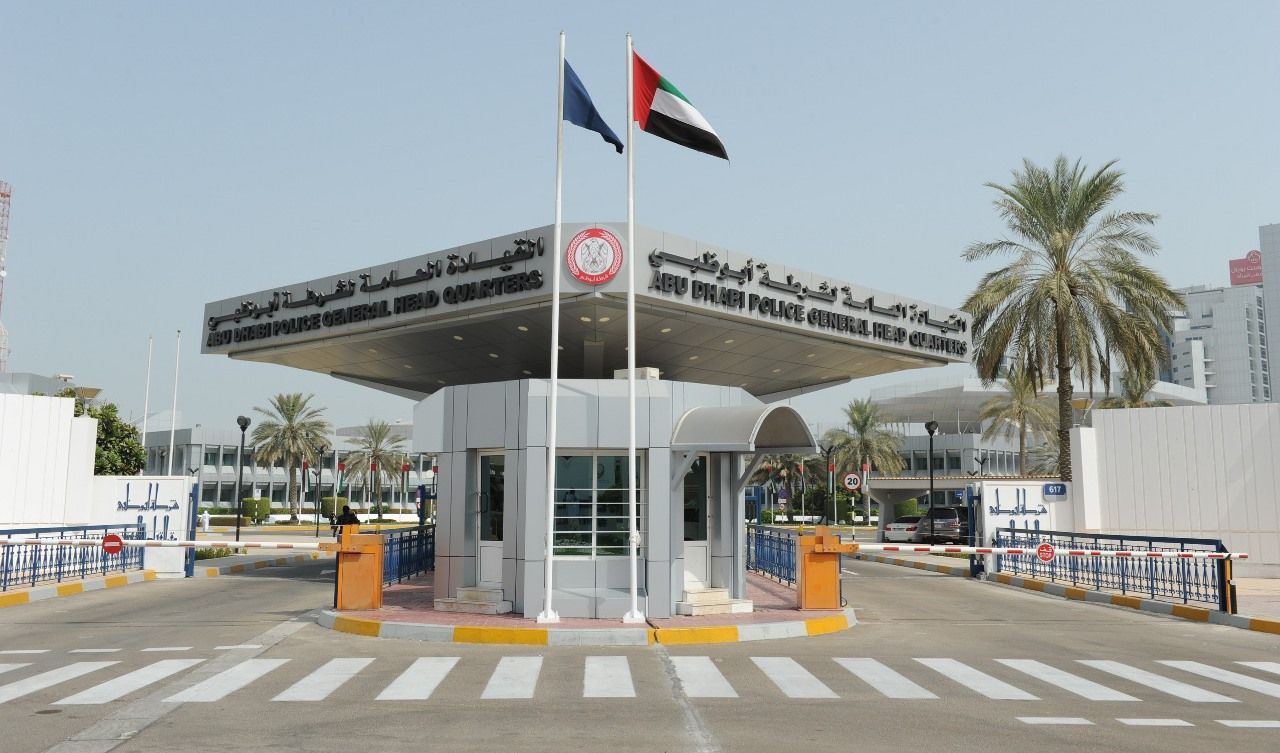 شرطة أبوظبي تدعو للاستفادة من خدمة “توصيل وتركيب لوحات المركبات”