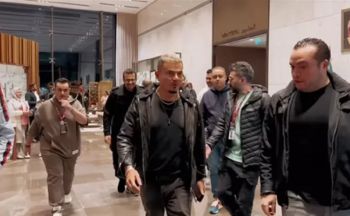 شاهد .. بالصورة - وصول عمرو دياب الى مطار جدة لإحياء حفل ضمن فعاليات موسم الرياض