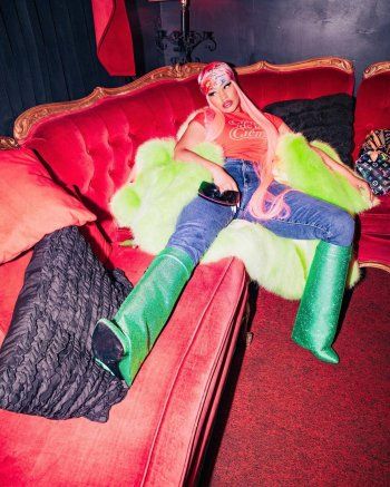 شاهد .. بالصور- نيكي ميناج تثير الجدل بسبب وضعية جلوسها