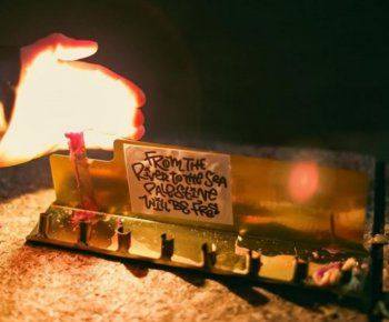 شاهد .. آريانا غراندي تظهر تضامنها مع الشعب الفلسـ طيني بهذه الطريقة!