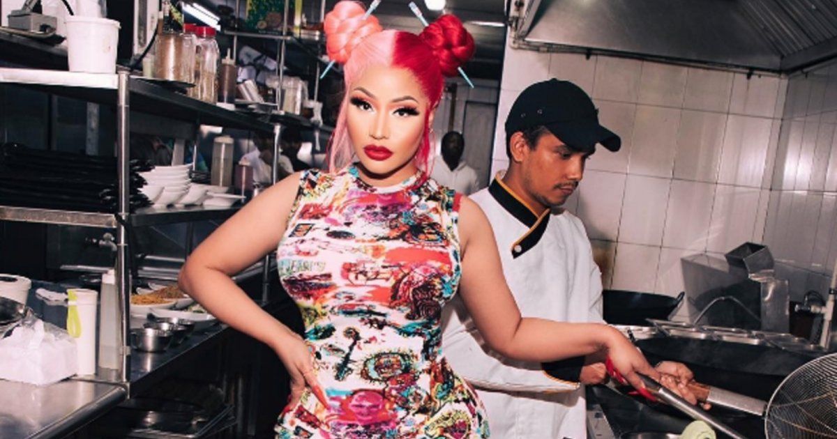 شاهد .. بالصور- نيكي ميناج تثير الجدل بسبب وضعية جلوسها