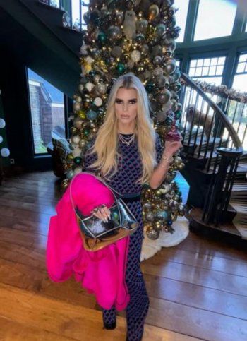 شاهد .. بعد غيابها لمدة 13 عاماً.. مغنية أميركية مشهورة تلمح لعودتها للفن