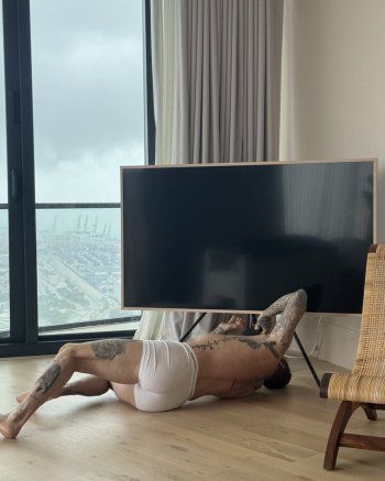 شاهد .. فيكتوريا بيكهام تصوّر زوجها ديفيد بيكهام بملابسه الداخلية والمعجبات يشكرنها-بالصورة