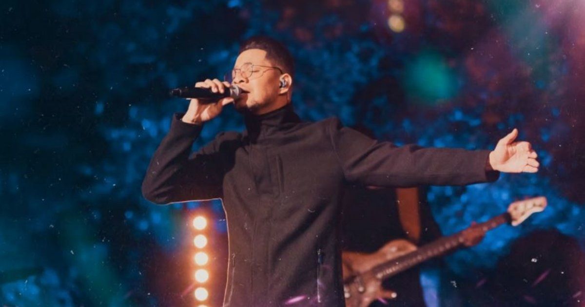 شاهد .. بالفيديو- أزمة قلبية تنهي حياة فنان شهير مباشرة على المسرح