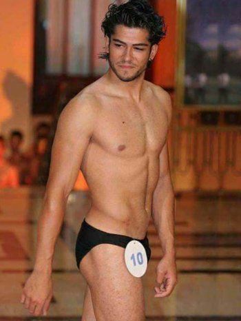 شاهد .. بوراك أوزجيفيت بالملابس الداخلية ويضع قرطا في أذنه-بالصورة