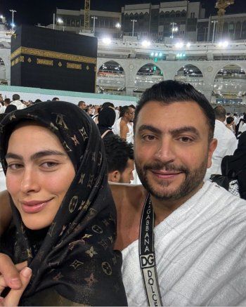 شاهد .. بالصور- من مكة المكرمة وأثناء أداء العمرة..هاجر أحمد تعايد زوجها بمناسبة عيد ميلاده