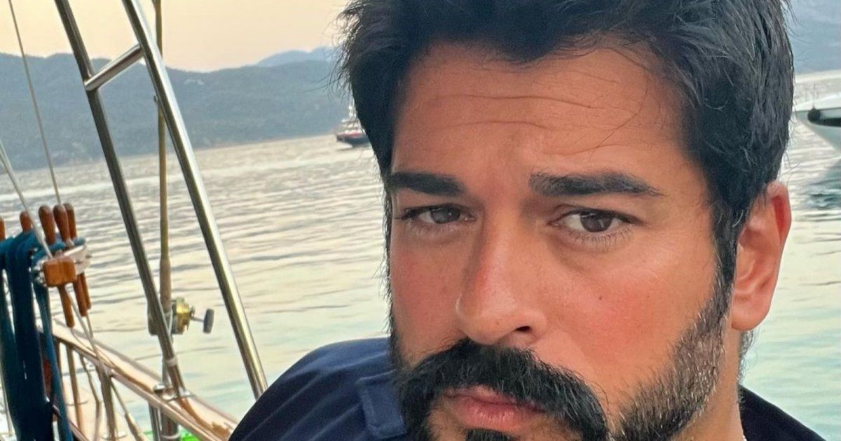 شاهد .. بوراك أوزجيفيت بالملابس الداخلية ويضع قرطا في أذنه-بالصورة