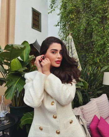 شاهد .. بالأبيض الأنيق..روان بن حسين تستعرض أنوثتها وجمالها بإطلالة رائعة