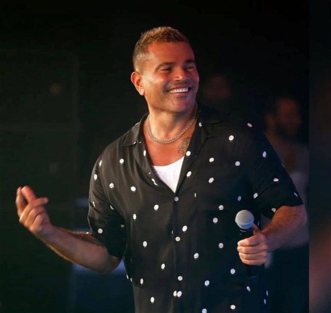 لقاء الصدفة يجمع عمرو دياب برابح صقر وسط عناق طويل (فيديو)