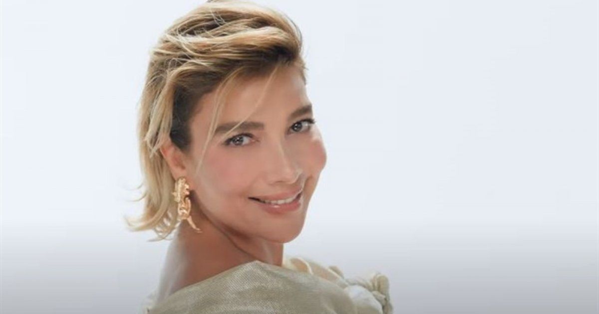 شاهد .. أصالة تتوقف عن الغناء على المسرح..وحفيدتها حديث الجمهور-بالفيديو