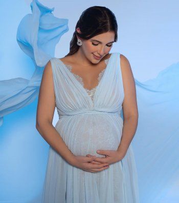 شاهد .. شام الذهبي تستعرض حملها باللونين الأزرق والزهري.. فما هو جنس جنينها؟