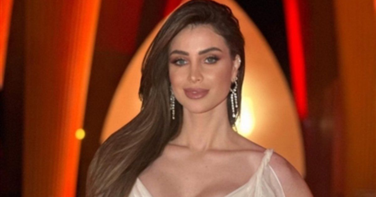 شاهد .. أنابيلا هلال تتألق بفستان أبيض رائع .. وكم بلغ ثمنه ؟