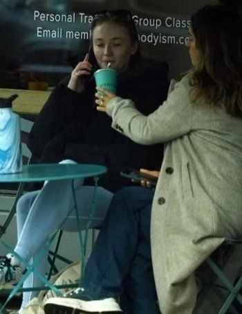 شاهد .. بعد حبيبها الملياردير.. صوفي تيرنر تقبل صديقتها في الشارع