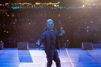 شاهد .. بالصور- عمرو دياب يعرب عن سعادته البالغة بالحفل الذي أحياه في الرياض.. وهذا ما قاله