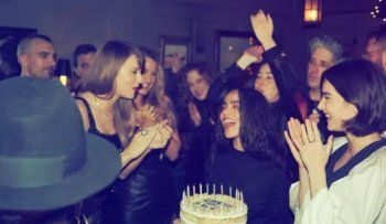 شاهد .. بالصور- تايلور سويفت تحتفل بعيد ميلادها.. ولهذا السبب حبيبها ترافيس كيلسي لم يحضر الحفل