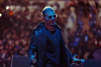 شاهد .. بالصور- عمرو دياب يعرب عن سعادته البالغة بالحفل الذي أحياه في الرياض.. وهذا ما قاله