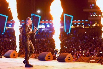 شاهد .. بالصور- عمرو دياب يعرب عن سعادته البالغة بالحفل الذي أحياه في الرياض.. وهذا ما قاله