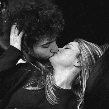 شاهد .. قبلة حميمة تجمع سيلينا غوميز وحبيبها الجديد.. وحالة جدل بين الجمهور