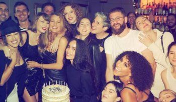 شاهد .. بالصور- تايلور سويفت تحتفل بعيد ميلادها.. ولهذا السبب حبيبها ترافيس كيلسي لم يحضر الحفل