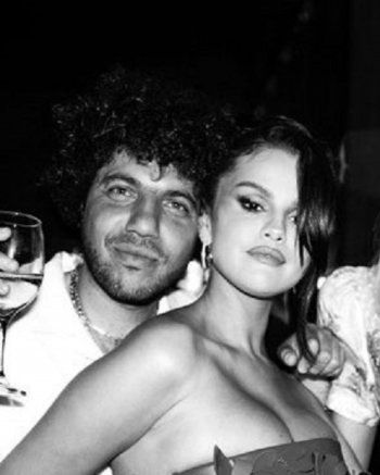 شاهد .. قبلة حميمة تجمع سيلينا غوميز وحبيبها الجديد.. وحالة جدل بين الجمهور