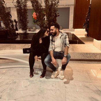 شاهد .. بالصور- بأجواء رومنسية مليئة بالحب..ندى الكامل في احضان زوجها أحمد خالد