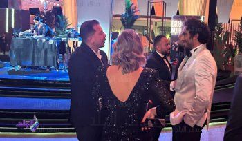 شاهد .. زوج نيللي كريم يثير الجدل بإطلالته في حفل إفتتاح مهرجان الجونة