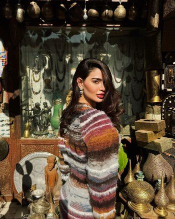 شاهد .. بالصور- بألوان زاهية وجمال رائع..روان بن حسين تستعرض أنوثتها