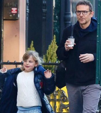 شاهد .. بالصور- برادلي كوبر يقضي وقتاً ممتعاً بصحبة ابنته في نيويورك