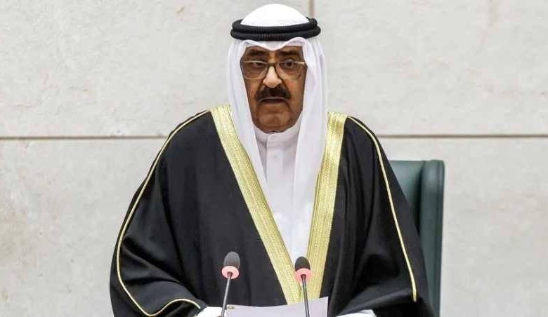 اتفرج – الكويت.. مشعل الأحمد يؤدي صلاة الجنازة على جثمان الشيخ نواف