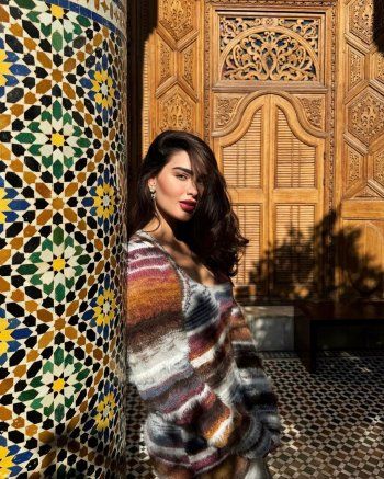 شاهد .. بالصور- بألوان زاهية وجمال رائع..روان بن حسين تستعرض أنوثتها