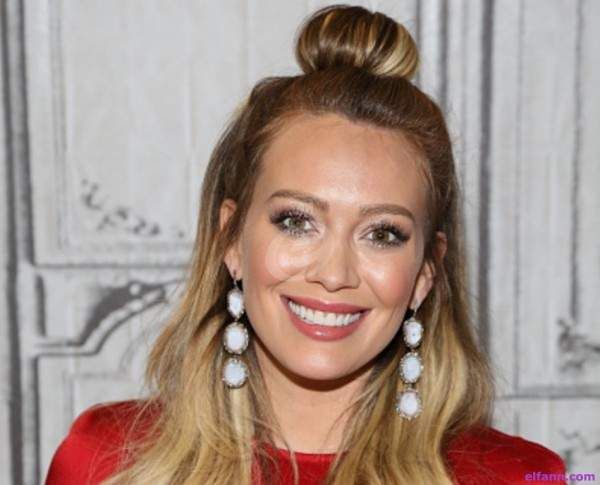 شاهد .. هيلاري داف تستعرض بطنها المنتفخة بطريقة فاَضـ حة-بالصورة