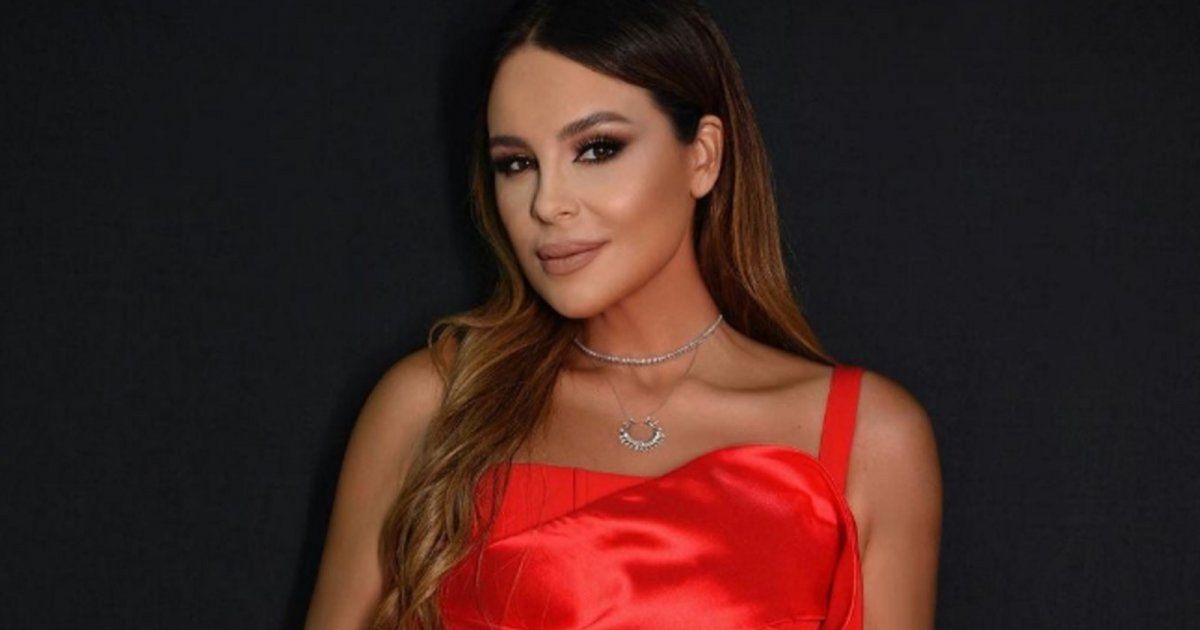 شاهد .. بالصور- بإطلالة لامعة بغاية الأناقة..كارول سماحة تتألق بفستان رائع في شوارع بيروت