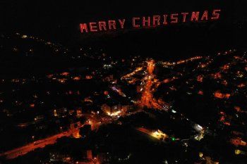 شاهد .. بخطوة مميزة للغاية.. عامر زيان يدعم بلدية جزين لإضاءة زينة الميلاد