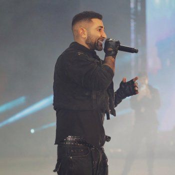 شاهد .. أحمد سعد يحدث جدلاً واسع بعد إرتدائه هذه الملابس في إحدى حفلاته الأخيرة