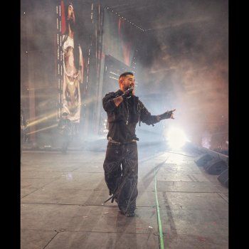 شاهد .. أحمد سعد يحدث جدلاً واسع بعد إرتدائه هذه الملابس في إحدى حفلاته الأخيرة