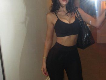 شاهد .. بالصور- من داخل سيارتخها الفارهة..كايلي جينر تستعرض رشاقة جسمها بلوك رياضي أسود