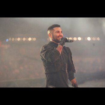 شاهد .. أحمد سعد يحدث جدلاً واسع بعد إرتدائه هذه الملابس في إحدى حفلاته الأخيرة