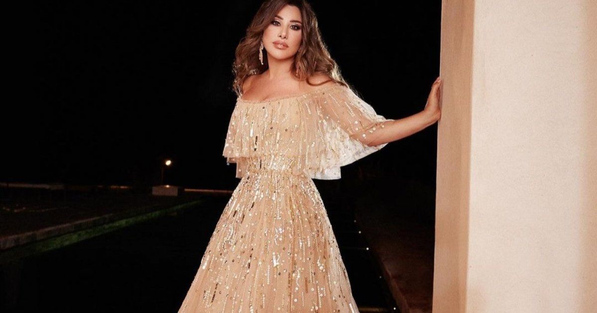 شاهد .. سعر غير متوقع لـ فستان نجوى كرم الذهبي من تصميم جيني باكمان