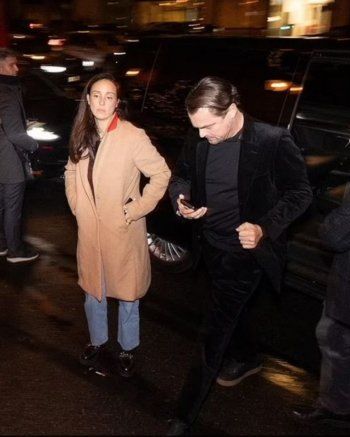 شاهد .. بالصور- بعد الشائعات حول ارتباطه بشقيقة حبيبته السابقة.. ليوناردو دي كابريو مع صديقته الجديدة في باريس