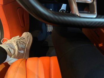 شاهد .. بالصور- من داخل سيارتخها الفارهة..كايلي جينر تستعرض رشاقة جسمها بلوك رياضي أسود