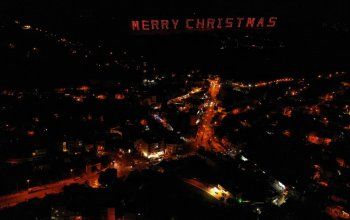 شاهد .. بخطوة مميزة للغاية.. عامر زيان يدعم بلدية جزين لإضاءة زينة الميلاد