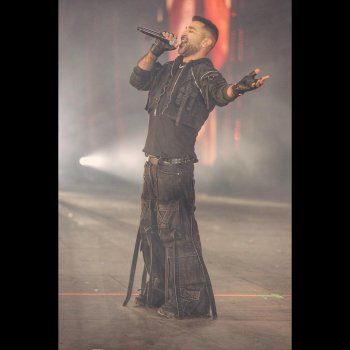 شاهد .. أحمد سعد يحدث جدلاً واسع بعد إرتدائه هذه الملابس في إحدى حفلاته الأخيرة