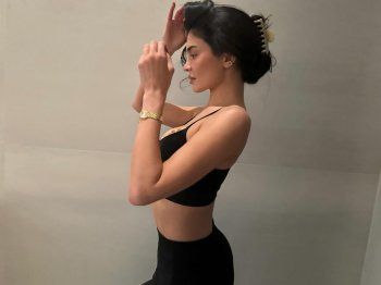 شاهد .. بالصور- من داخل سيارتخها الفارهة..كايلي جينر تستعرض رشاقة جسمها بلوك رياضي أسود